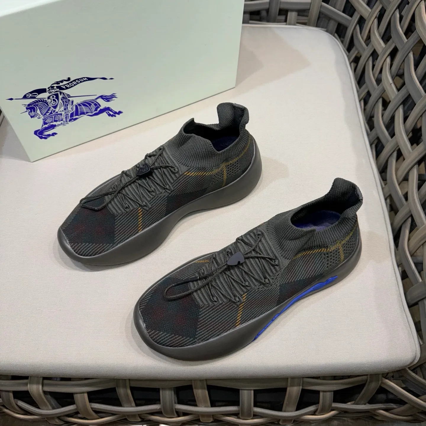 Factory price: 480💰BURBERRY/Burberry plaid knitted Ne men's shoes💰tune sneakers｜With breathable sock-style upper｜Embellished with knitted Burberry plaid｜Leather lining Incorporated into a plaid lace design｜Equipped with B-shaped shield buckle｜The sole is decorated with a large wrapped equestrian knight logo (EKD)｜Round toe #drawstring closure#The sole is decorated with the equestrian knight logo (EKD)｜At least 50% of the main materials of the boutique are from renewable sources Size: 39-44 (45 custom-made)